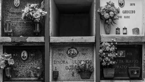 Journal am Sonntag: Neue Urnenwand auf Waldfriedhof in Dülmen, Einzelhandel nach Corona-Schließungen