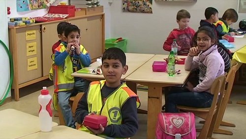 Sälzer Fenster: Flüchtlinge in der Schule, Büttenabend