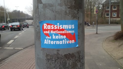 antenne antifa: Gedenkschale für NS-Opfer zerstört, Demo gegen Versammlungsgesetz