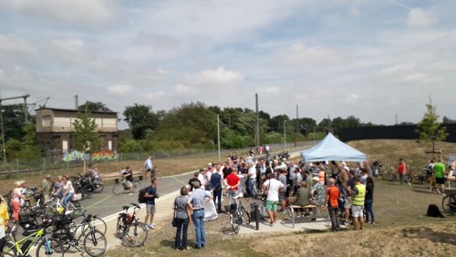 KREFELD MIX: Neue Fahrradpromenade in Krefeld, Kleidertruhe der Caritas