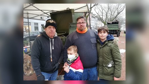 KREFELD MIX: youngcaritas sammelt Karnevalskostüme, Wanderin Christine Thürmer, Essen für Obdachlose