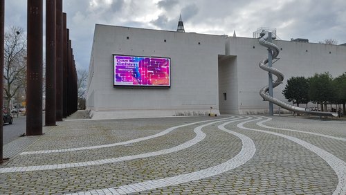 Hier und Jetzt: Ausstellung "Das Gehirn", Sänger Ale Galata, Belletristik