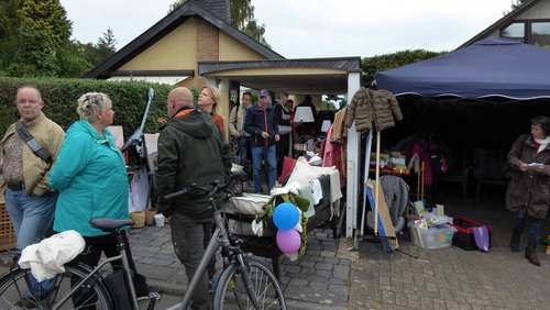 Antenne Rauschendorf: Boule, Gassenflohmarkt in Rauschendorf, bunte Sitzbänke