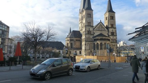 Hier und Jetzt: Frühstück für Obdachlose, Elektromobilität, Artikel 13