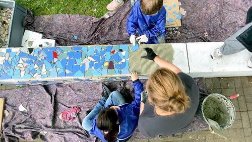 Marek Show: Kinder gestalten Mosaik-Bänke im Breddegarten in Witten