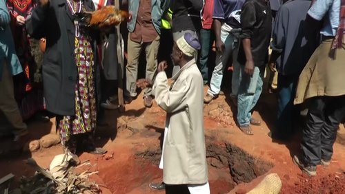 Auf Wunsch des Verstorbenen: Traditionelle Beerdigung in Kamerun