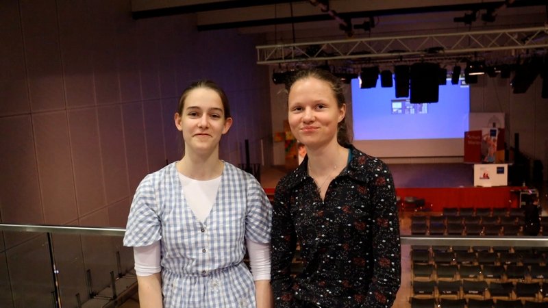 Carla und Pia von der Radio AG des Gymnasiums Marienberg Neuss - Marienberg auf Sendung