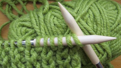 Stricktreff "Wollwattwurm": Grüne Socken für Krebskranke, Integration durch Stricken