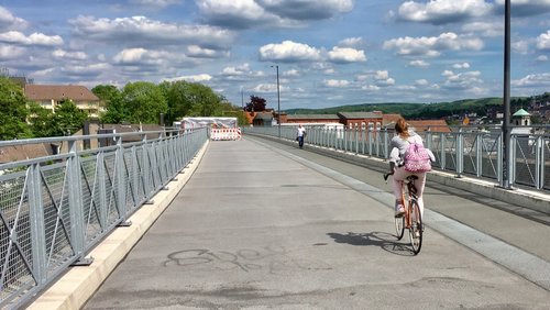 Von Rädern: Fahrrad- und Auto-Chaos auf deutschen Straßen